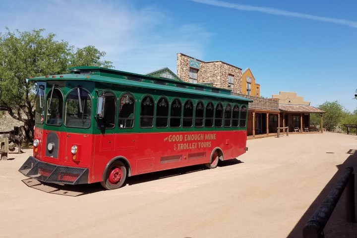 a bus that is parked on the side of a building